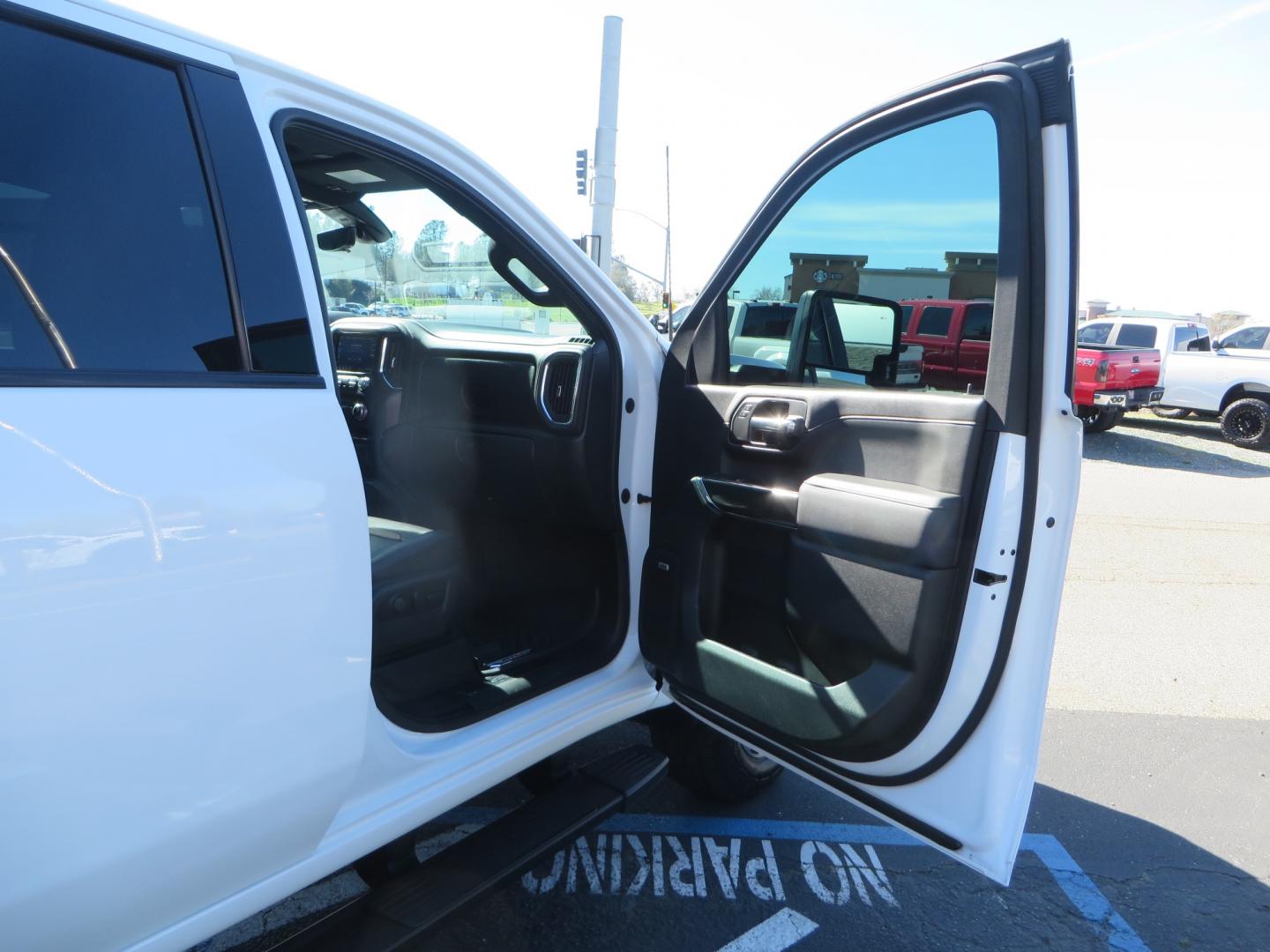 2020 White /BLACK GMC Sierra 2500HD AT4 Crew Cab Short Box 4WD (1GT49PEY9LF) with an 6.6L V8 OHV 16 DIESEL engine, 6A transmission, located at 2630 Grass Valley Highway, Auburn, CA, 95603, (530) 508-5100, 38.937893, -121.095482 - Photo#43